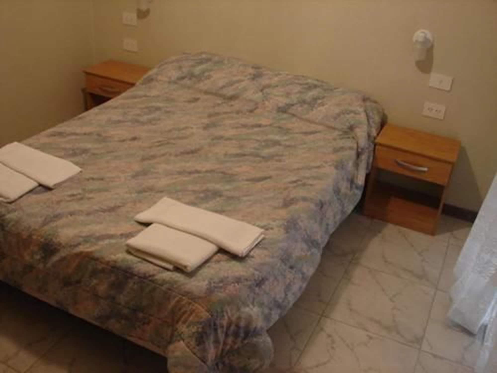 Cheltum Hotel Trelew Eksteriør billede